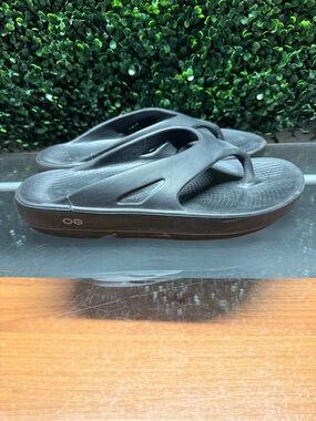 OOFOS Black Thong Slide Sandals